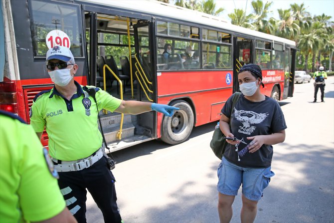 Adana'da yüksek ateş nedeniyle halk otobüsünden indirilen yolcu hastaneye kaldırıldı