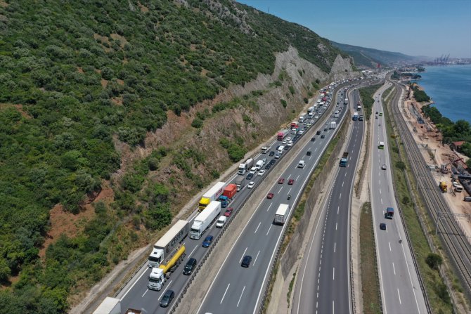 Anadolu Otoyolu'nda 3 aracın karıştığı kazada 7 kişi yaralandı