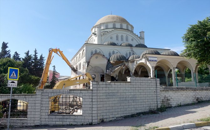 Avcılar'da depremde hasar gören caminin yıkımına başlandı