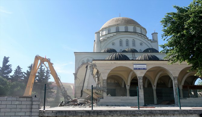 Avcılar'da depremde hasar gören caminin yıkımına başlandı