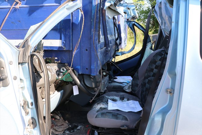 Bolu'da hafif ticari araç tıra çarptı: 3 yaralı
