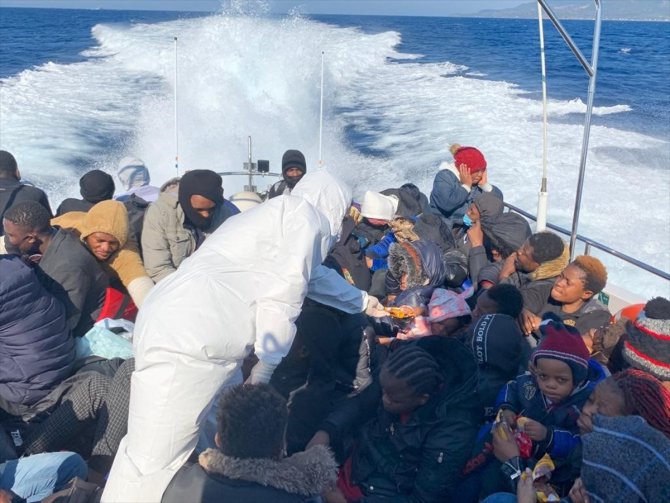 Çanakkale'de Türk kara sularına geri itilen sığınmacılar kurtarıldı