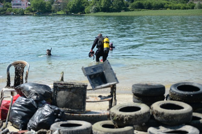 Gönüllü dalgıçlar Sapanca Gölü'nden atık topladı