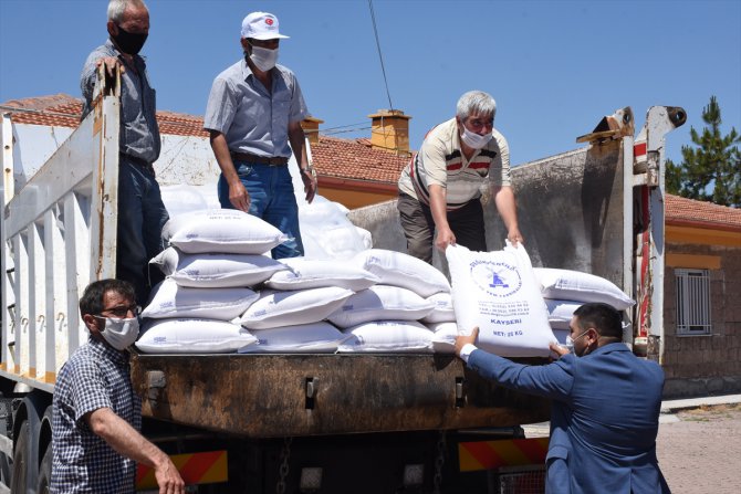 Kayseri'de öğrenci ve öğretmenlerin katkısıyla alınan 250 torba un dağıtıldı