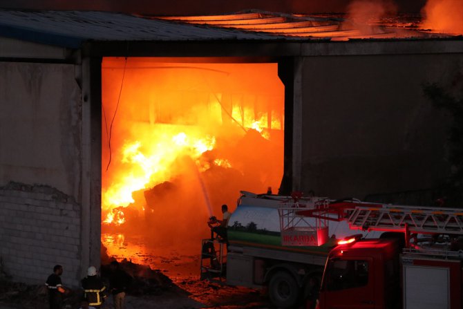 GÜNCELLEME - Niğde'de tekstil fabrikasının deposunda çıkan yangın söndürüldü