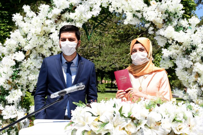Kayseri'de sağlık personeli çiftin ertelenen nikahı parkta kıyıldı