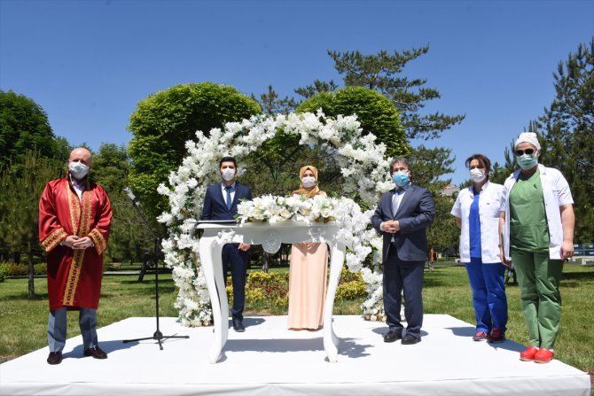 Kayseri'de sağlık personeli çiftin ertelenen nikahı parkta kıyıldı