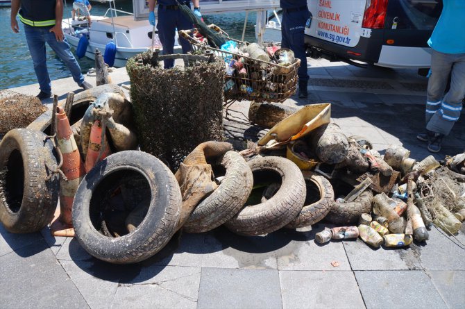 Sahil Güvenlik ekipleri Marmaris'te deniz dibi temizliği yaptı