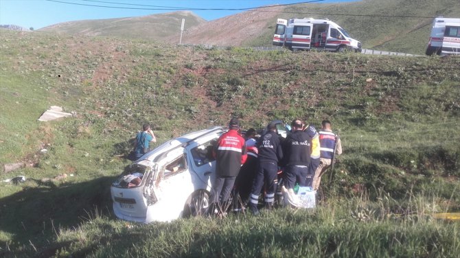 Sivas'ta otomobil devrildi: 3 yaralı