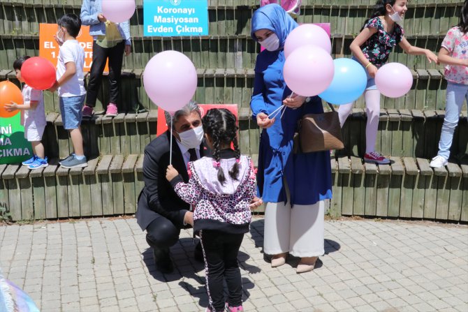 Yozgat Belediye Başkanı Celal Köse, sokağa çıkan çocuklara balon ve çikolata dağıttı