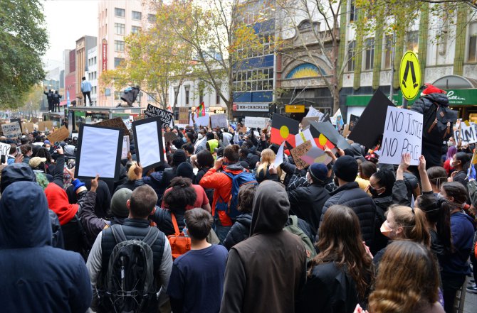 Avustralya'da on binler ırkçılık ve ayırımcılığı protesto etti