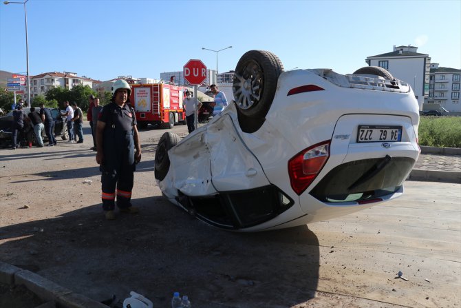 Elazığ'da iki otomobil çarpıştı: 3 yaralı