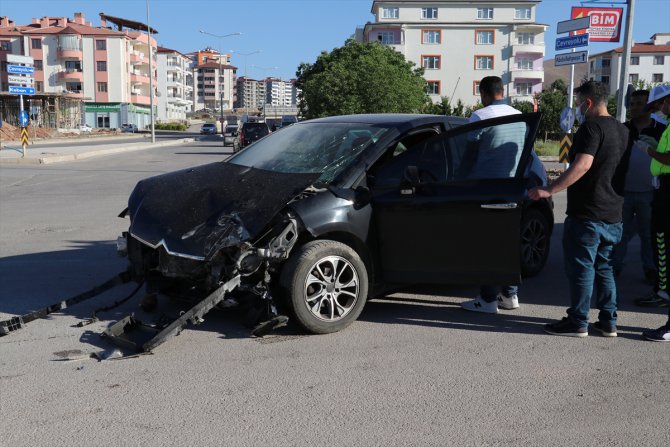 Elazığ'da iki otomobil çarpıştı: 3 yaralı