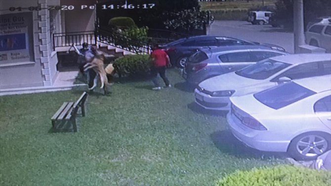 İzmir'de köpeğin çocuğa saldırma anı kameraya yansıdı