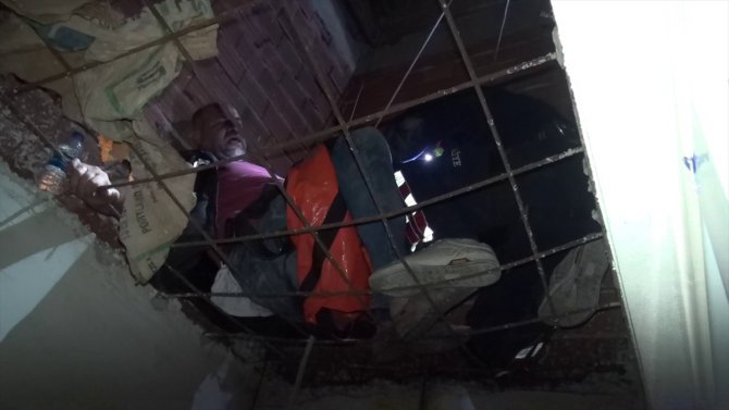Manisa'da kovalamaca sırasında çatıdan düşen polis ve hırsızlık zanlısı yaralandı