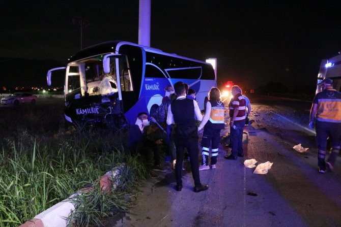 Manisa'da otobüs ile otomobil çarpıştı: 2 ölü, 2 yaralı