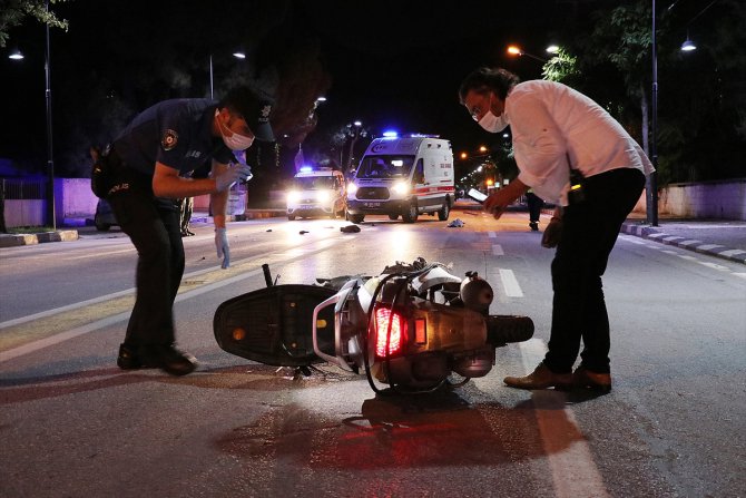 Manisa'da polis aracıyla çarpışan motosikletin sürücüsü yaralandı