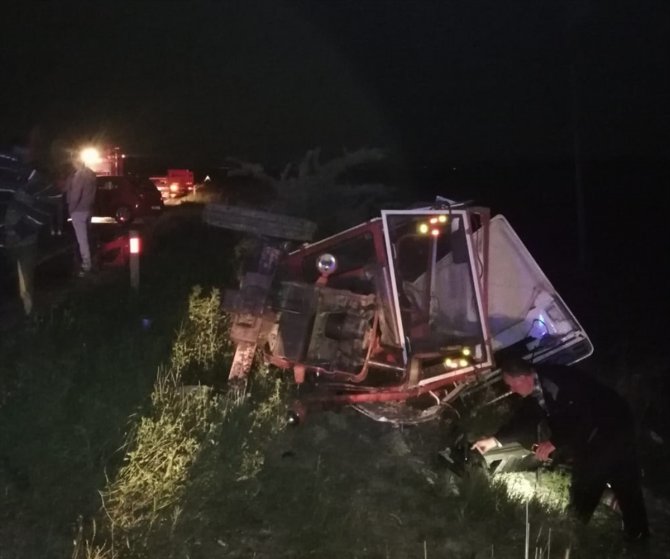 Uşak'ta otomobil ile traktörün çarpışması sonucu 3 kişi yaralandı