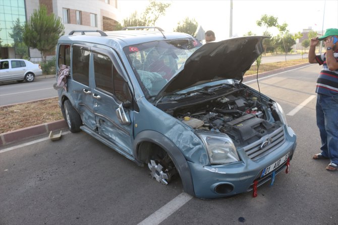 Adana'da otomobil ile hafif ticari araç çarpıştı: 2 yaralı