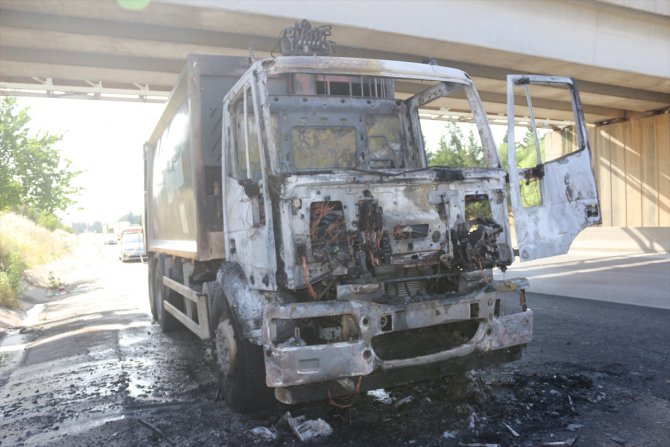 Adana'da seyir halindeki kamyon yandı