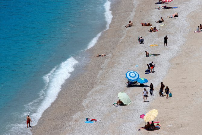 Antalya ve Muğla'da "sosyal mesafeli" deniz keyfi
