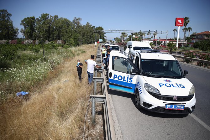 Antalya'da yol kenarında erkek cesedi bulundu