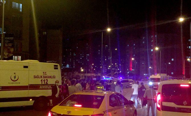 Başakşehir'de site yönetimi kavgasında 5 kişi silahla yaralandı
