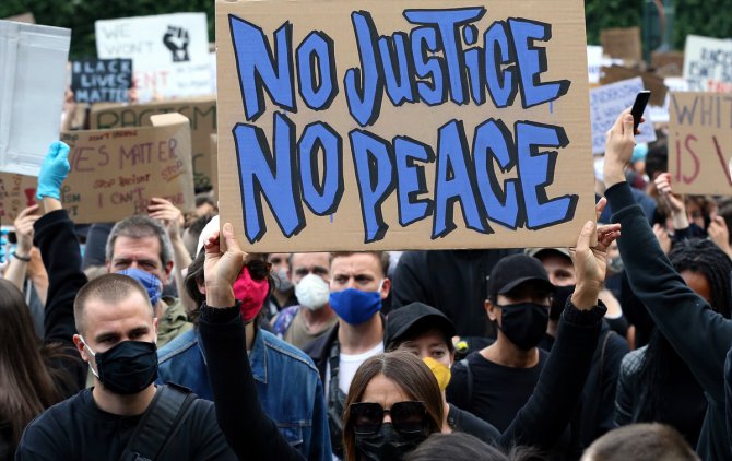 Brüksel'de binlerce kişi ırkçılık ve polis şiddetini protesto etti