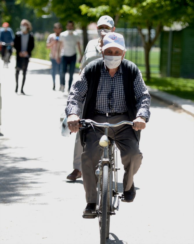 Bursa, Eskişehir ve Çanakkale'de 65 ve üzeri yaşlardaki vatandaşlar sokağa çıktı