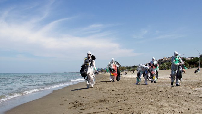 Çevre kirliliğine dikkati çekmek için atıklardan kıyafet yapıp sahildeki çöpleri topladılar