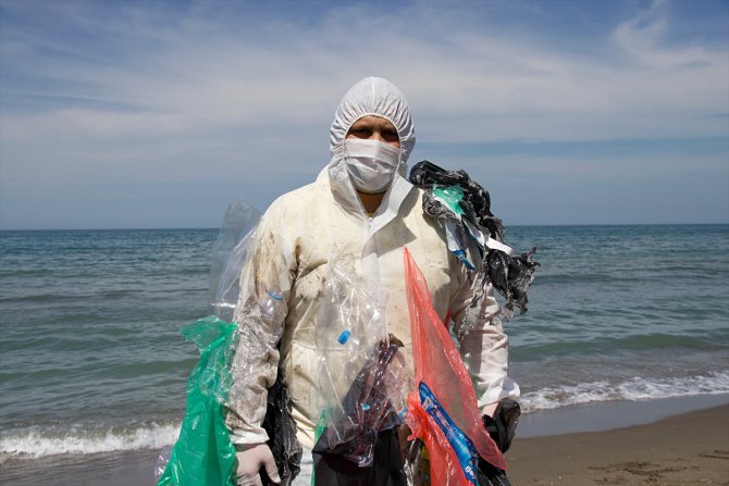 Çevre kirliliğine dikkati çekmek için atıklardan kıyafet yapıp sahildeki çöpleri topladılar