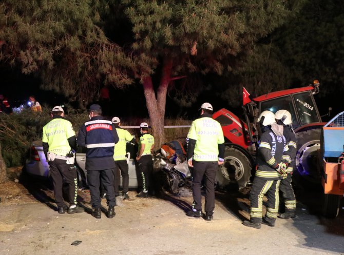 Denizli'de otomobil park halindeki traktöre çarptı: 2 ölü