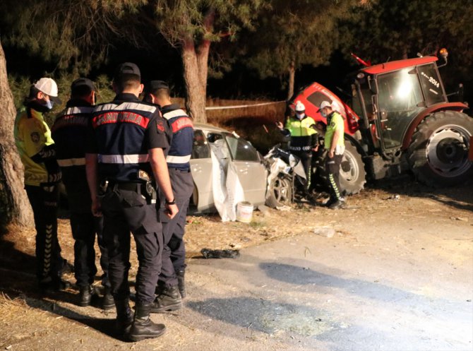 Denizli'de otomobil park halindeki traktöre çarptı: 2 ölü