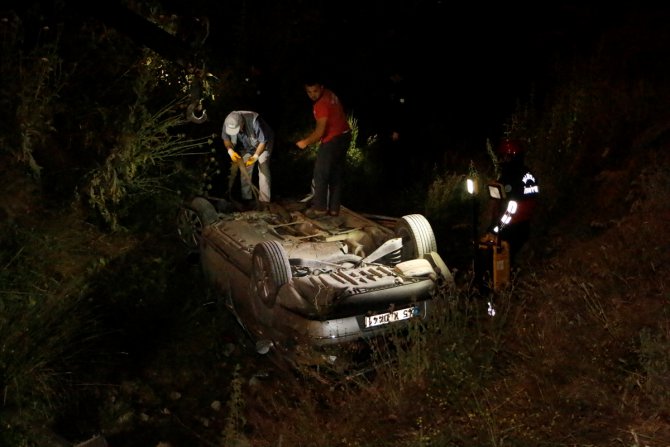Manisa'da kaza yapan sürücü otomobili bırakıp kaçtı