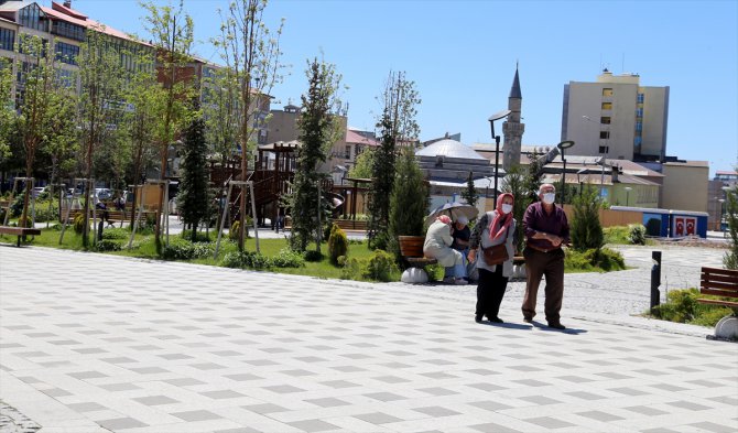 Erzurum'da tarihi mekanlar ve parklarda ziyaretçi yoğunluğu