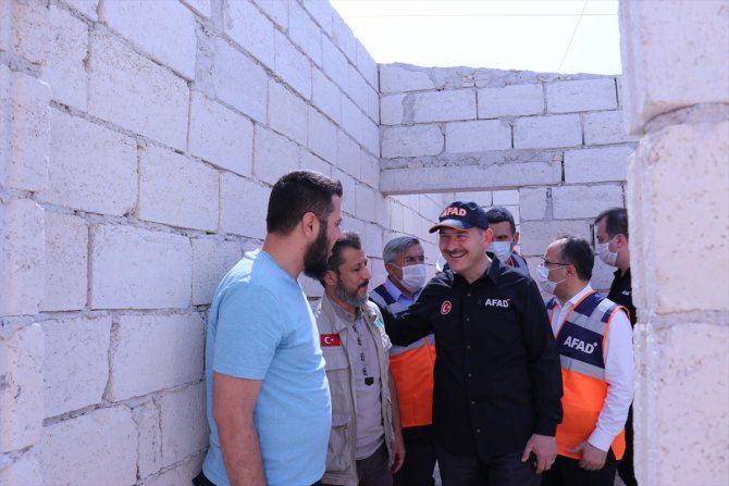 İçişleri Bakanı Süleyman Soylu, İdlib'deki briket evleri inceledi