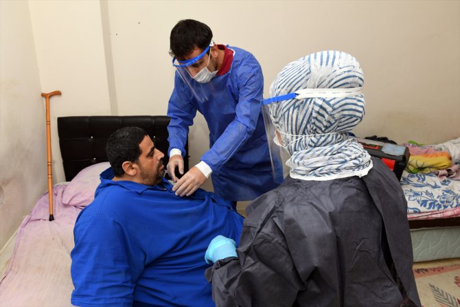 Mersin'de 270 kilogramlık engelli kişi itfaiyenin yardımıyla hastaneye kaldırıldı