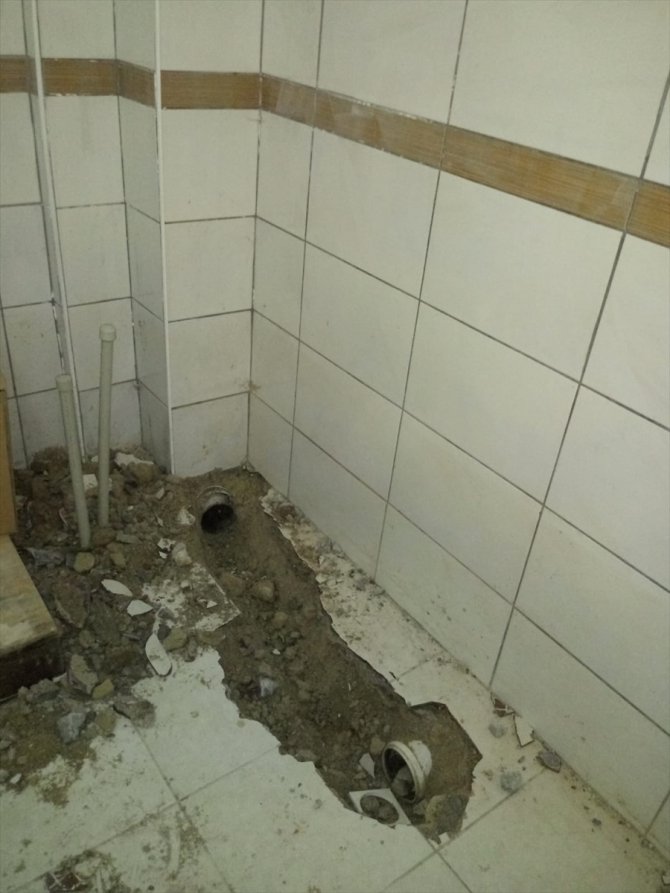 Muğla'da otelin kanalizasyon borusuna sıkışan kedi yavrusu kurtarıldı