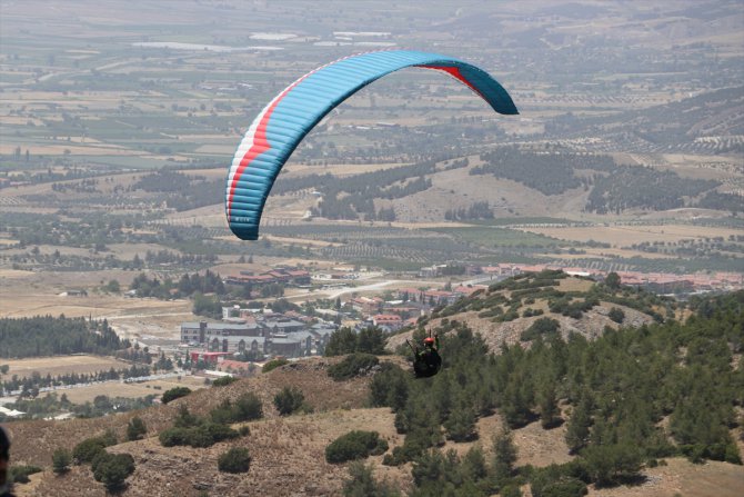 Pamukkale'de yamaç paraşütü uçuşlarına ilgi