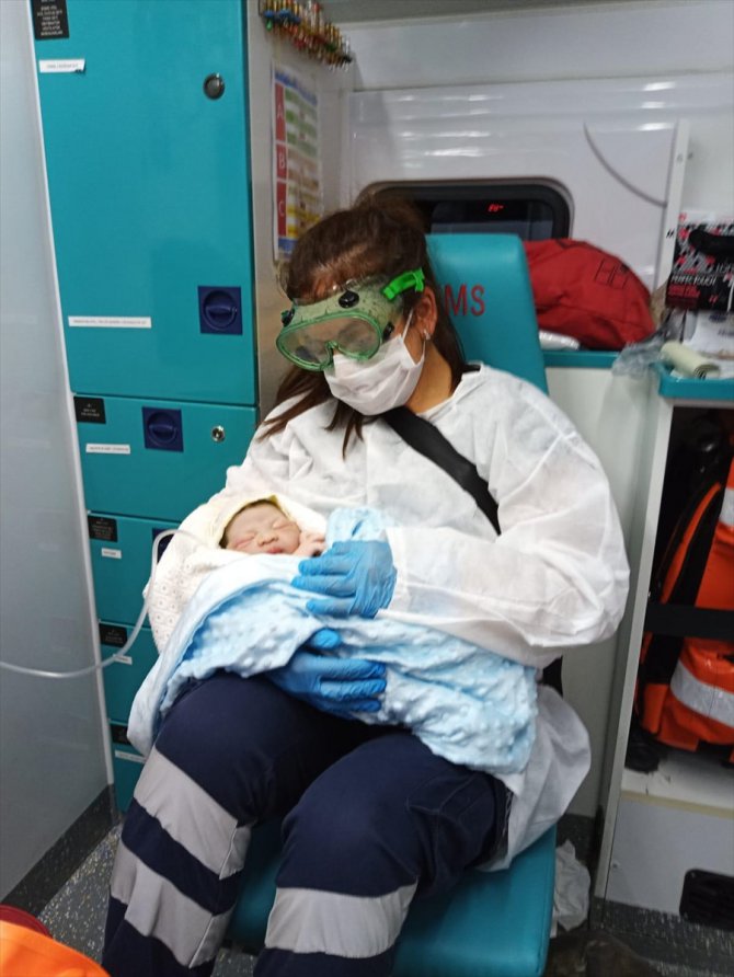 Salih bebek dünyaya gözlerini ambulansta açtı