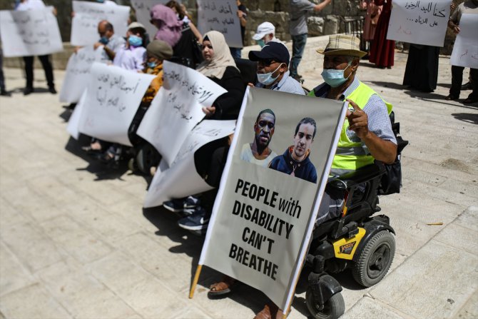 Filistinli engelliler, otizmli gencin şehit edilmesini Kudüs'te protesto etti