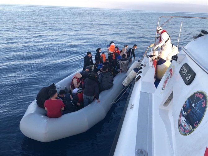 İzmir açıklarında 37 sığınmacı kurtarıldı