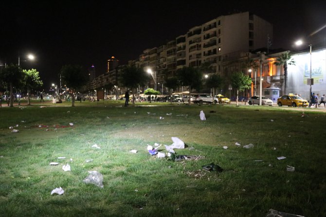 İzmir'de kısıtlamanın uygulanmadığı ilk hafta sonu Kordonboyu'nda çöp birikintileri oluştu