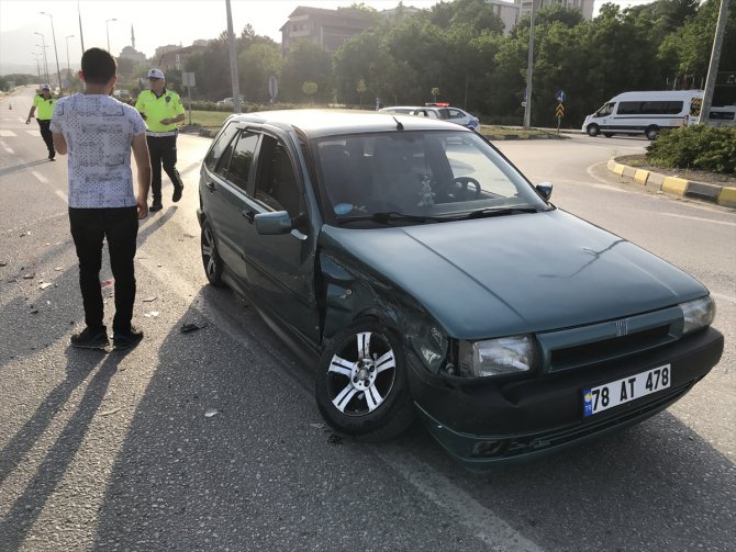 Karabük'te çarpışan iki otomobildeki 3 kişi yaralandı