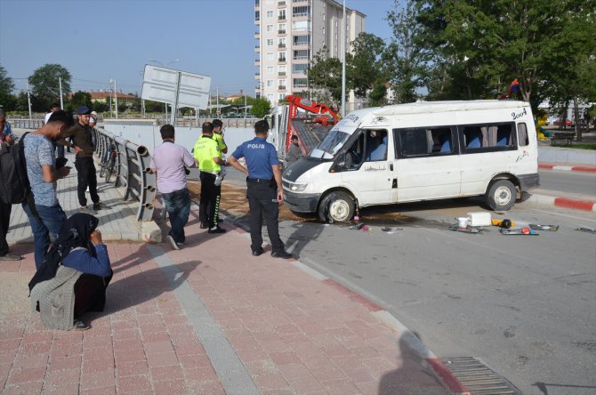 Karaman'da tarım işçilerini taşıyan minibüs devrildi: 4 yaralı