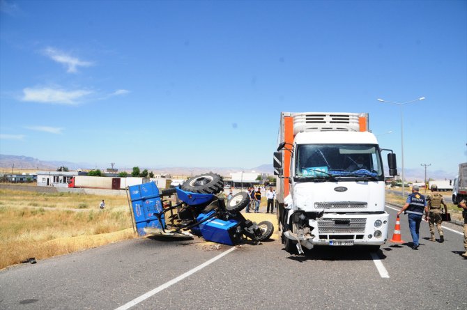 Şırnak'ta kamyonla çarpışan traktörün sürücüsü yaralandı