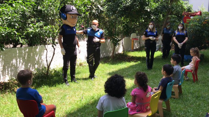 Adana'da polis, anaokulu öğrencilerine Kovid-19 tedbirlerini anlattı