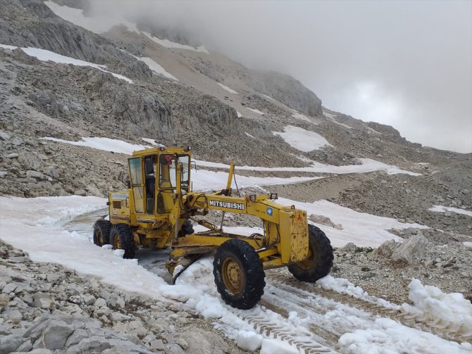 Antalya'nın Morca Yaylası'nda karla mücadele çalışmaları sürüyor