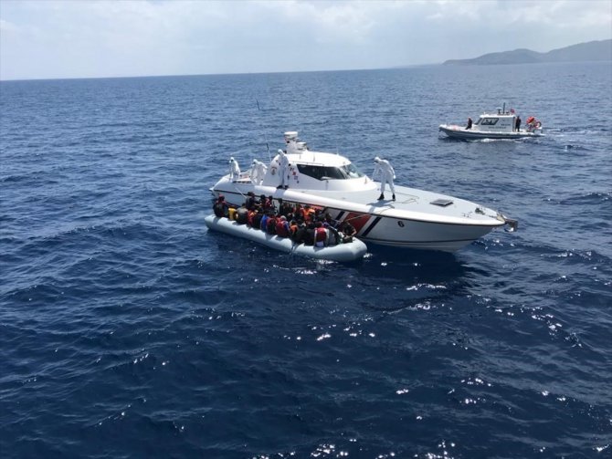 Çanakkale açıklarında Türk kara sularına geri itilen 134 sığınmacı kurtarıldı