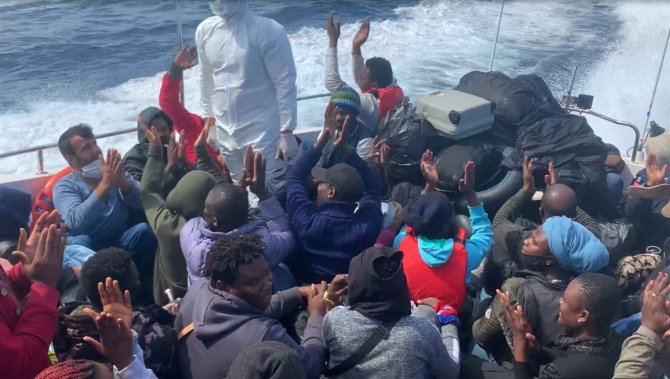 Çanakkale açıklarında Türk kara sularına geri itilen 134 sığınmacı kurtarıldı